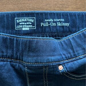 Signature by Levi Strauss Gold Label Totally Shaping Pull-On Skinny Jeans - 10S